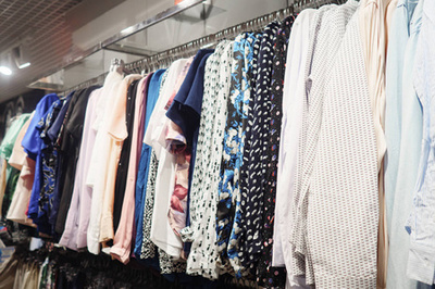 五顏六色的連帽出售在服裝店